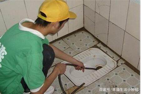 别再拿棍子捅下水道了！一绝招轻松疏通，干净又省心