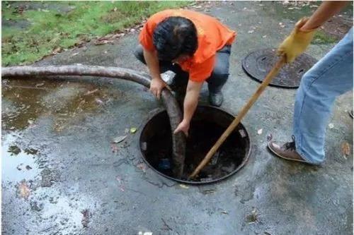 南京浦口区下水道疏通与管网清淤指南 就近服务守护城市血脉\n\n## 一、引言\n\n在南京浦口区，随着城市化进程加快，地下管网系统承担着日益繁重的排水与排污任务。无论是居民小区的下水道堵塞，还是市政主干管网淤积，及时、专业的疏通清淤服务都是保障城市正常运转和居民生活品质的关键。当您搜索“南京浦口区下水道疏通”“下水管网清淤”或“距你附近疏通下水道”时，实质上是在寻找能够快速响应、精确诊断、彻底解决问题的可靠团队。本文将详细介绍浦口区下水道疏通与管网清淤的常见问题、服务内容及就近防护策略，帮助您高效应对此